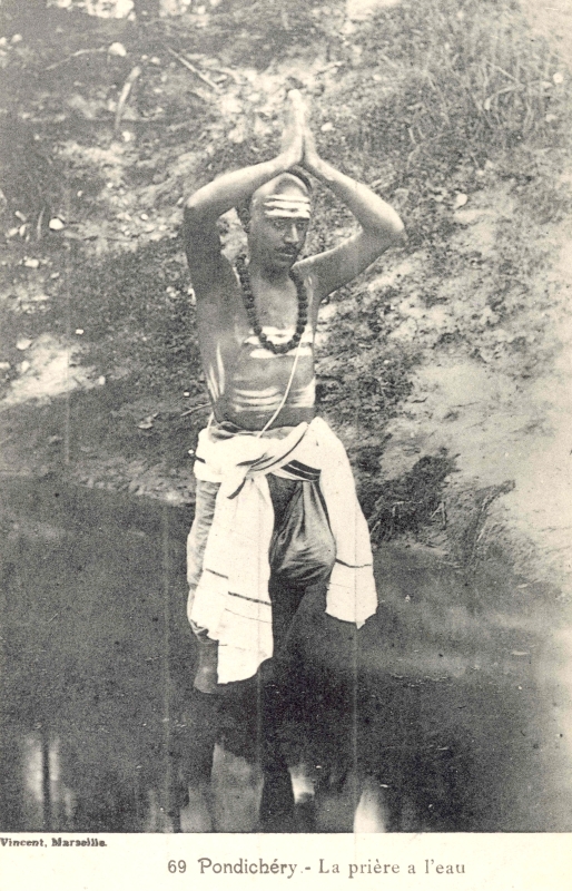 11-03 - Pondichery - pretre hindou - priere a l'eau